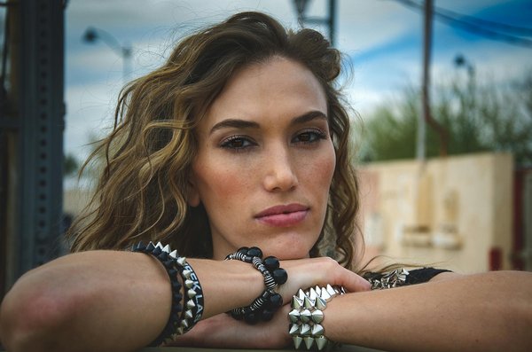 Comment choisir des vêtements adaptés à un style de vie actif sans compromettre l'élégance ?