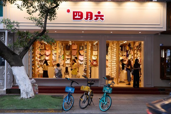 Quelles pièces incontournables intégrer dans une garde-robe capsule pour chaque saison?