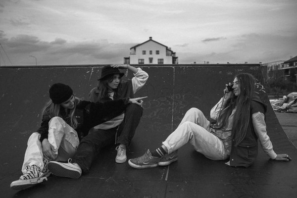 Comment associer des couleurs audacieuses sans commettre de faux pas de mode?